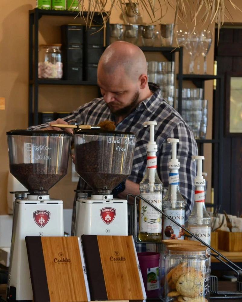 Baristánk kávét készít a pultban