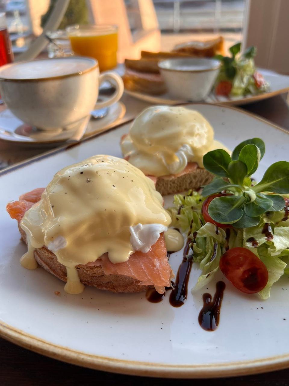 Eggs benedict füstölt lazaccal, buggyantott tojással és hollandi mártással