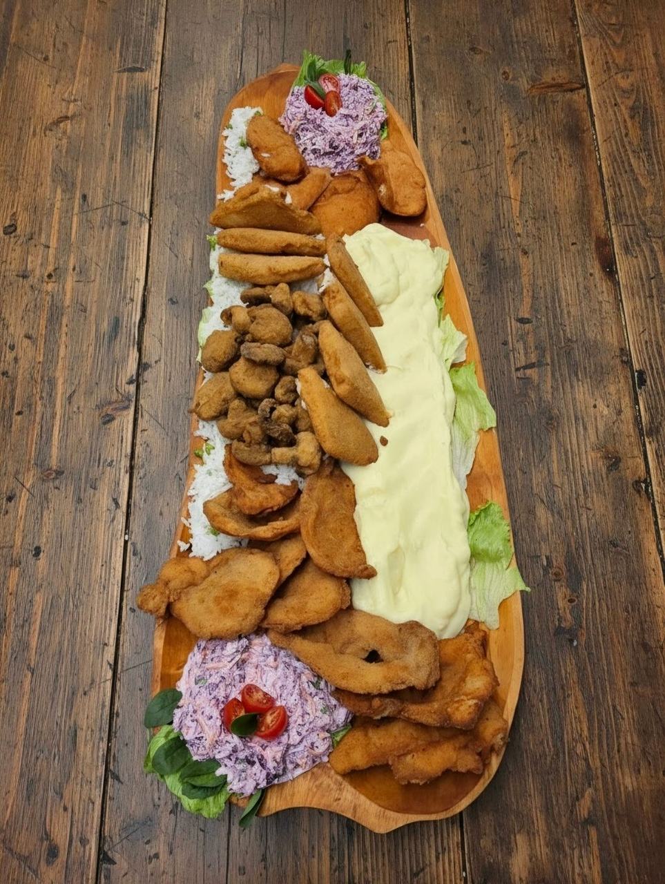 Catering tál rántott falatokkal, burgonyapürével és salátával