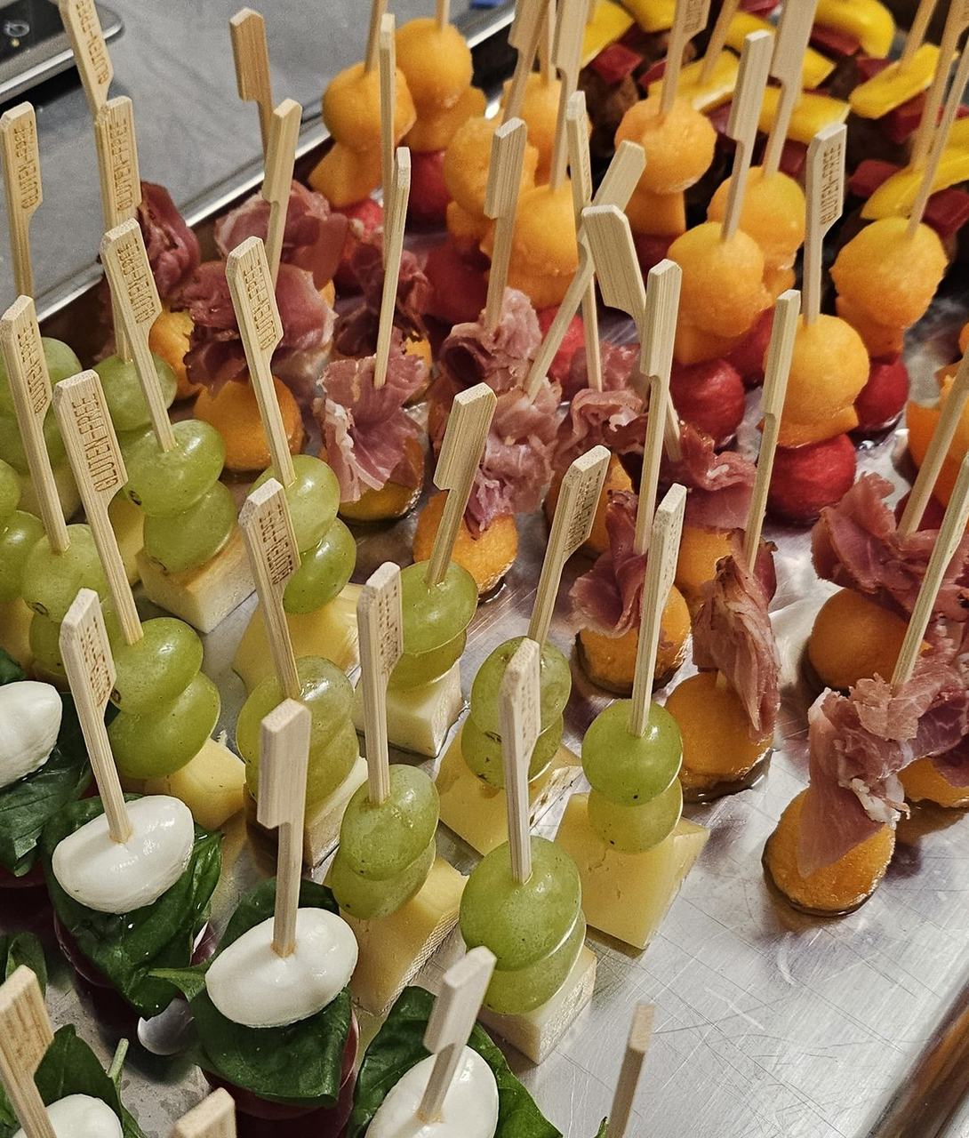 Gluténmentes falatkák nyárson: szőlő sajttal, sonkás dinnye, mozzarella