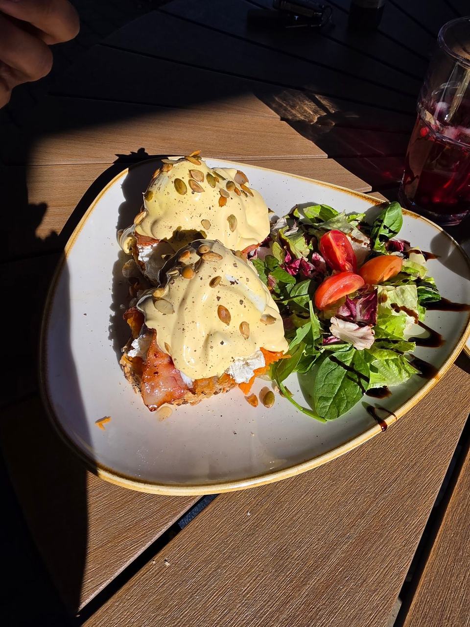 Sütőtökös-kecskesajtos eggs benedict tökmaggal és salátával